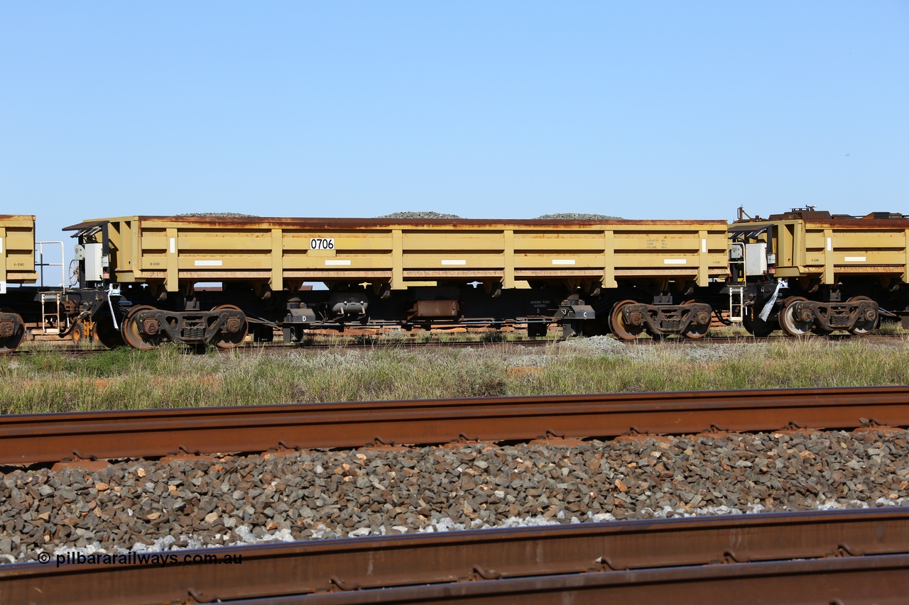 150619 9078
Flash Butt yard, CNR-QRRS of China built side dump waggons, built and delivered around 2011-12, waggon 0706 loaded with fines for sheeting.
Keywords: CNR-QRRS-China;BHP-ballast-waggon;