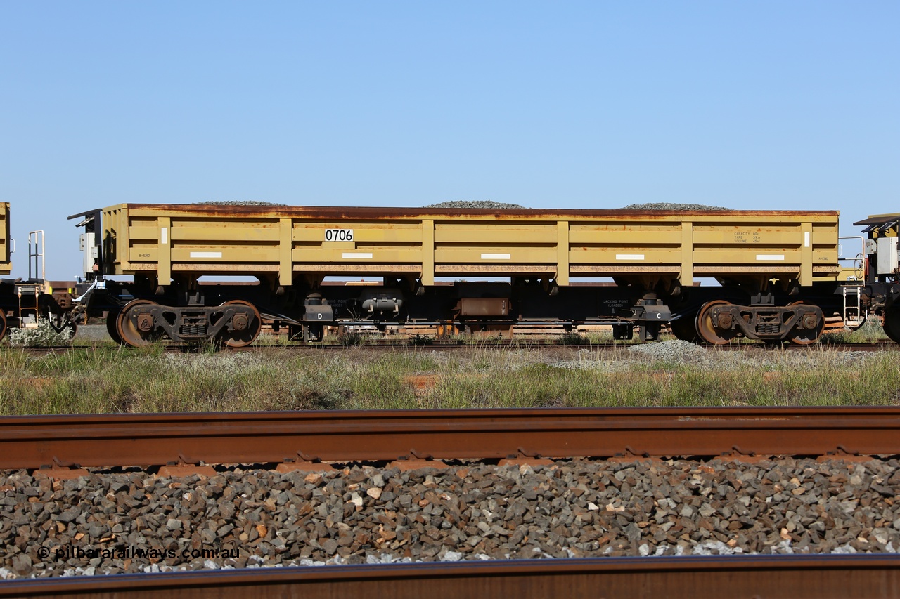 150619 9086
Flash Butt yard, CNR-QRRS of China built side dump waggons, built and delivered around 2011-12, waggon 0706 loaded with fines for sheeting.
Keywords: CNR-QRRS-China;BHP-ballast-waggon;