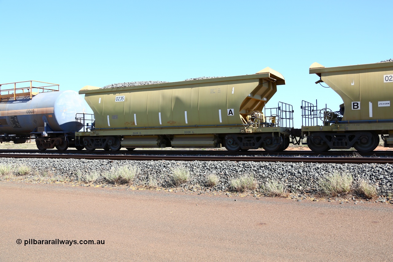 150729 9457
Bing Siding, loaded CNR-QRRS of China built 60 m3 capacity ballast waggon 0235, loaded with ballast.
Keywords: CNR-QRRS-China;BHP-ballast-waggon;