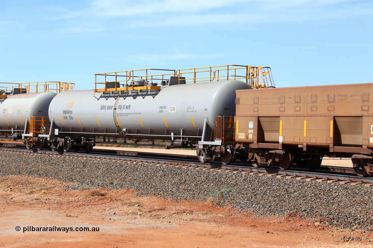 160128 00329
Mooka Siding, empty 116 kL CNR-QRRS of China built tank waggon 0045, one of a second batch delivered in 2015 with safety slogan 'Safety doesn't stop at work'.
Keywords: CNR-QRRS-China;BHP-tank-waggon;
