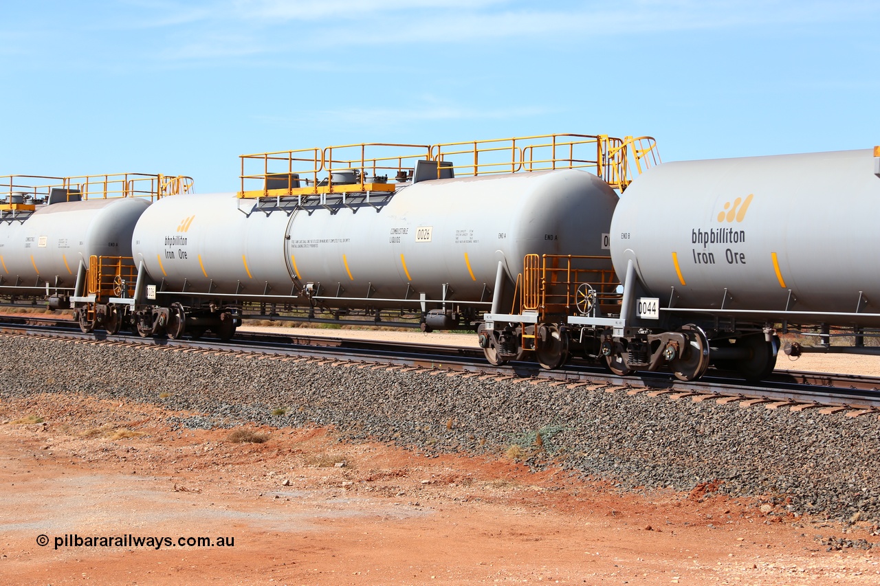 160128 00332
Mooka Siding, empty 116 kL CNR-QRRS of China built tank waggon 0026, one of a batch of ten built in 2014.
Keywords: CNR-QRRS-China;BHP-tank-waggon;