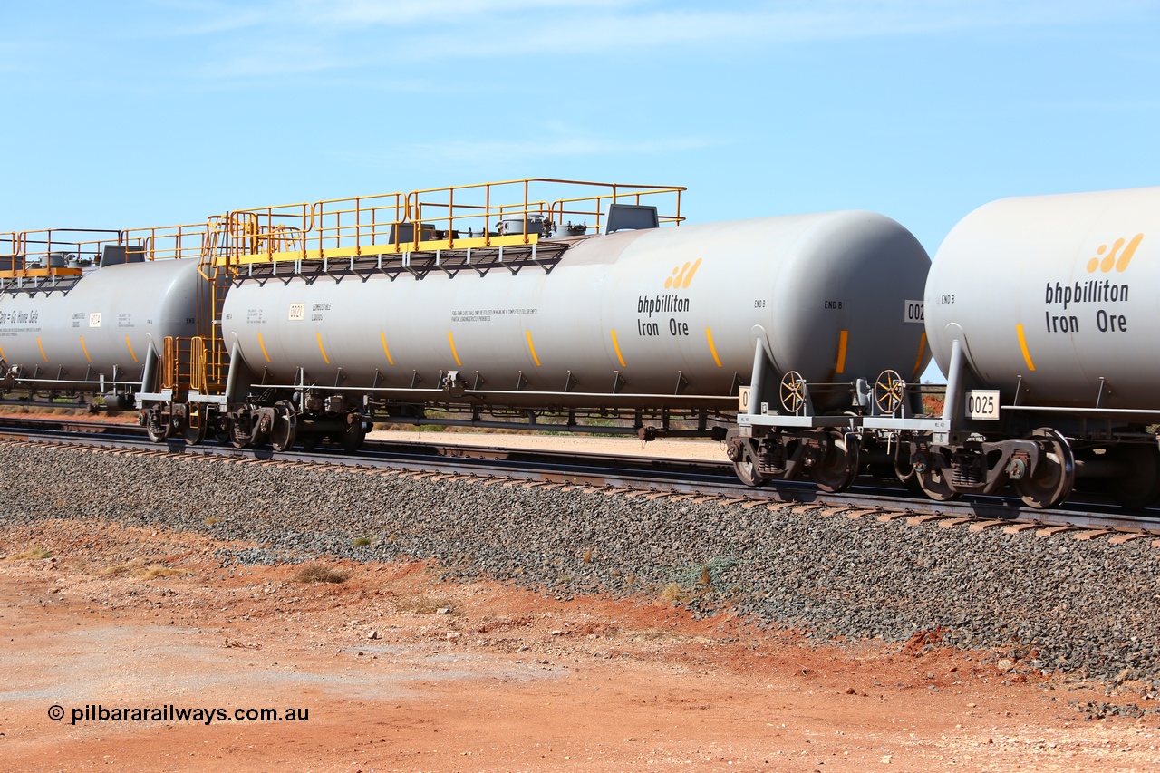 160128 00335
Mooka Siding, empty 116 kL CNR-QRRS of China built tank waggon 0021, class leader of a batch of ten built in 2014.
Keywords: CNR-QRRS-China;BHP-tank-waggon;