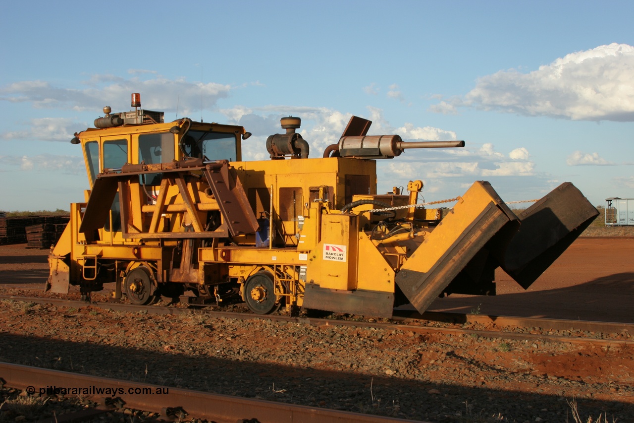 050414 0938
Flash Butt yard, Barclay Mowlem ballast regulator. 14th April 2005.
Keywords: track-machine;