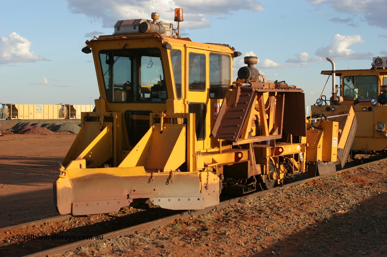 050414 0940
Flash Butt yard, Barclay Mowlem ballast regulator. 14th April 2005.
Keywords: track-machine;