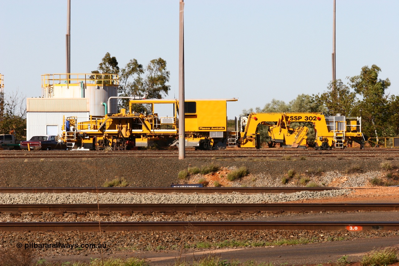 050801 4721
Nelson Point yard, ballast regulator BR 33 a Plasser Australia model SSP 302 unit serial M486. 1st August 2005.
Keywords: BR33;Plasser-Australia;SSP-302;M486;track-machine;