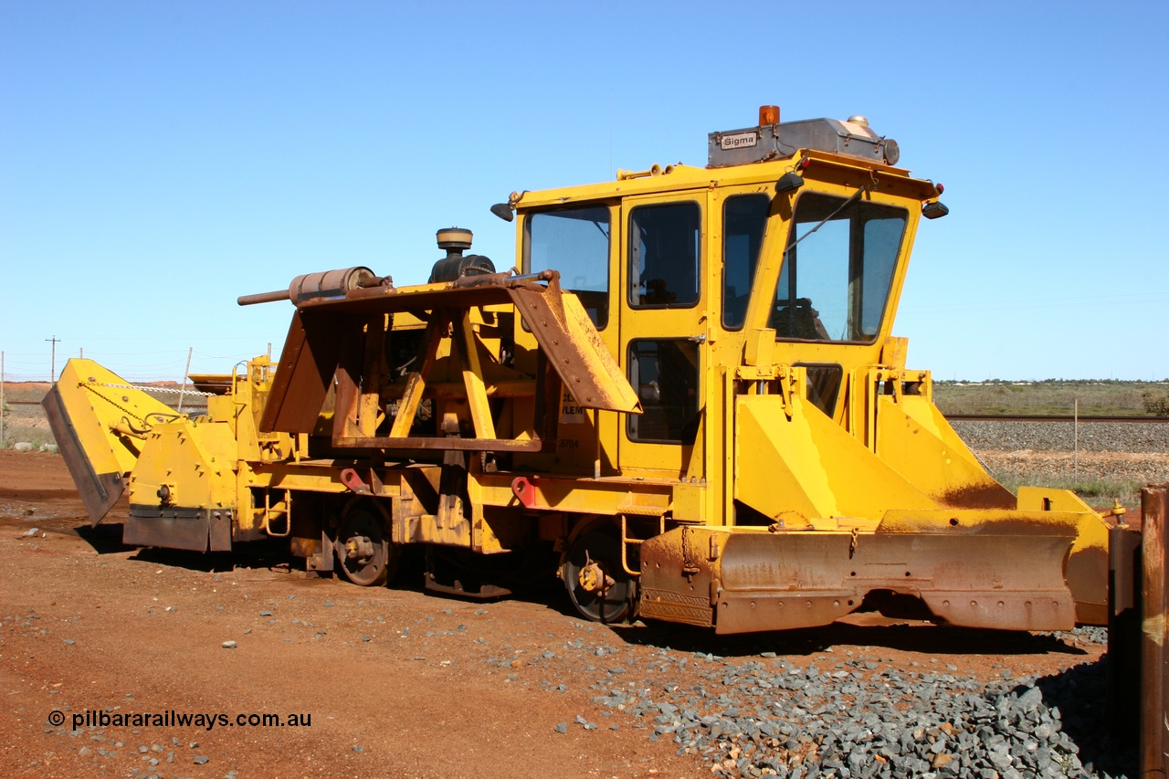 050801 4762
Flash Butt yard, Barclay Mowlem ballast regulator. 1st August 2005.
Keywords: track-machine;