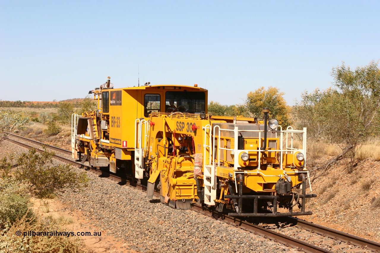 060811 7966
North of Gillam is track machine BR 33 a Plasser Australia ballast regulator model SSP 302 serial M486. 11th August 2006.
Keywords: BR33;Plasser-Australia;SSP-302;M486;track-machine;