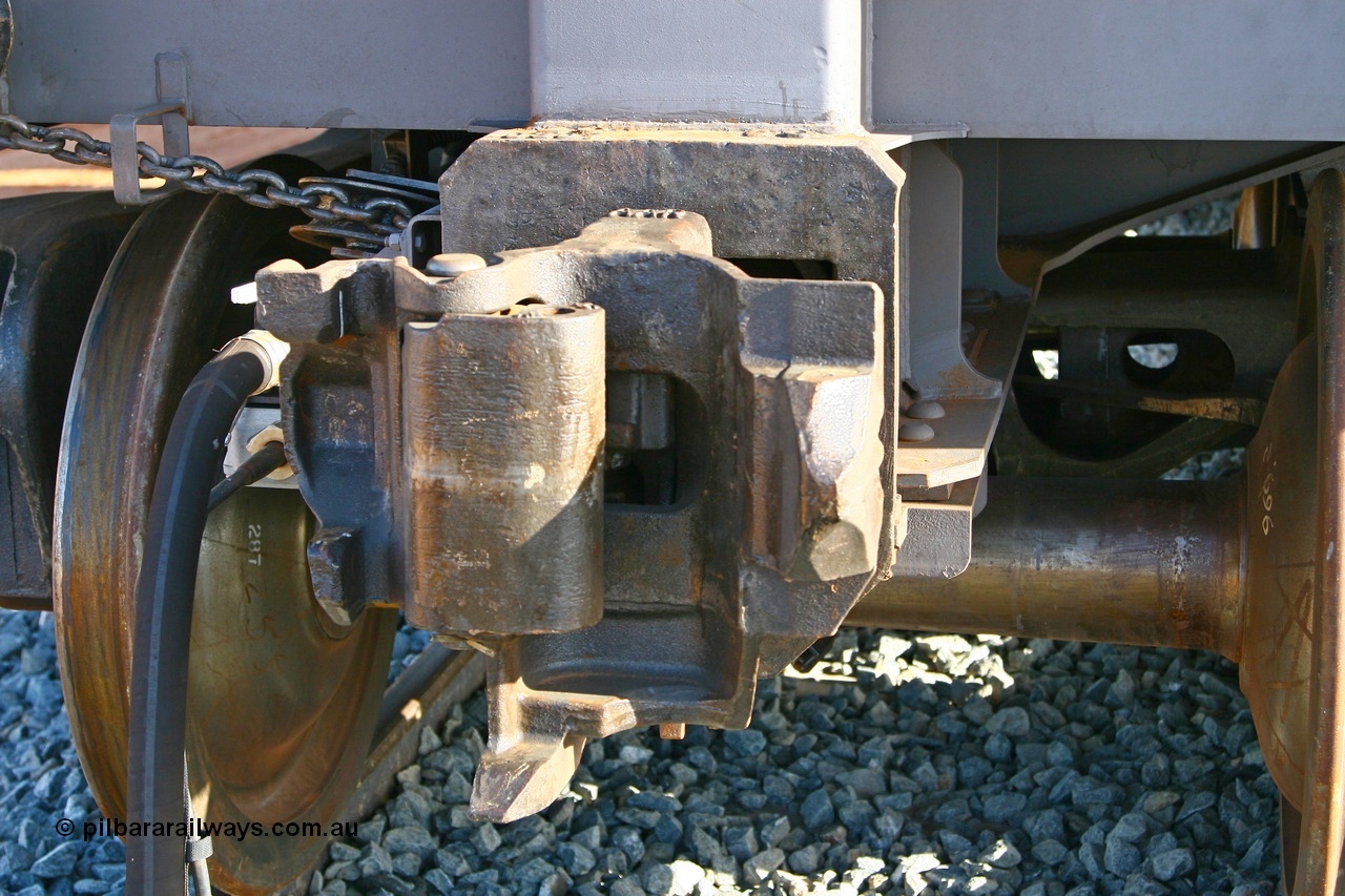 080116 1382
Chapman Siding looking at the F type Interlock coupler on 1395. Hand brake chain and hose bag and electric jumper cable on the left.
Keywords: 1395;CSR-Zhuzhou-Rolling-Stock-Works-China;FMG-ore-waggon;