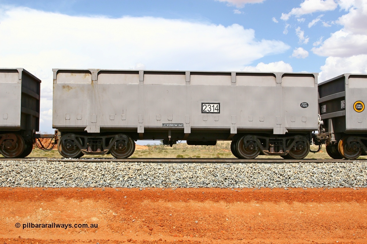 080124 1631
Chapman Siding, side view of control waggon 2314, built by China Southern or CSR at their Zhuzhou Rolling Stock Works in China in 2007. 24th January 2008.
Keywords: 2314;CSR-Zhuzhou-Rolling-Stock-Works-China;FMG-ore-waggon;