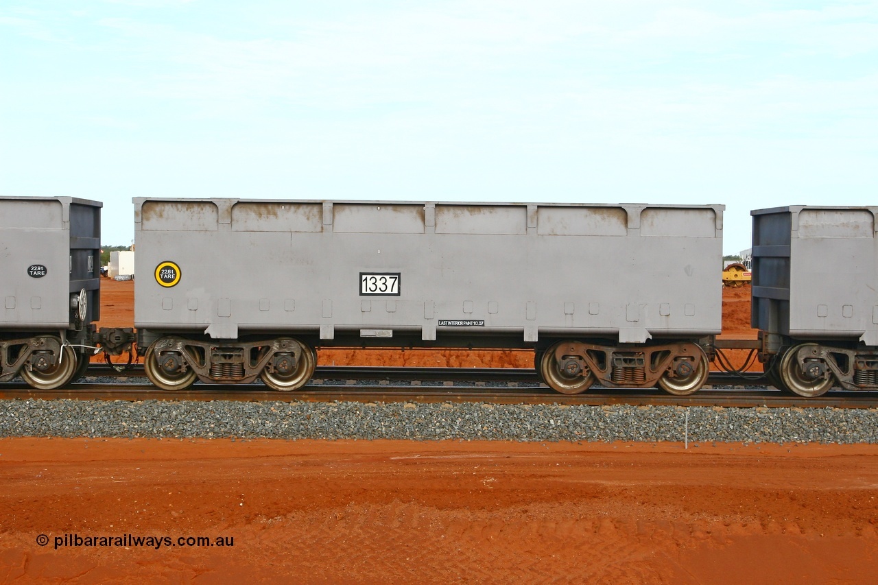 080304 2182
Thomas Yard, down the rail welding end, side view of slave waggon 1337, the yellow circle around the tare weight 22.6 t indicates the rotary coupler end, built by China Southern or CSR at their Zhuzhou Rolling Stock Works in China in 2007. 4th March 2008.
Keywords: 1337;CSR-Zhuzhou-Rolling-Stock-Works-China;FMG-ore-waggon;