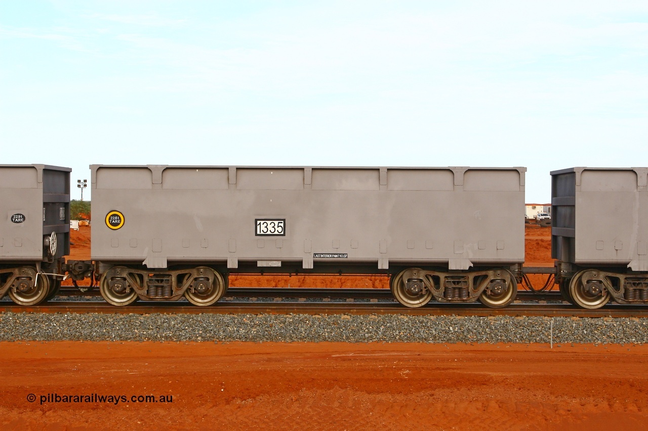 080304 2190
Thomas Yard, down the rail welding end, side view of slave waggon 1335, the yellow circle around the tare weight 22.6 t indicates the rotary coupler end, built by China Southern or CSR at their Zhuzhou Rolling Stock Works in China in 2007. 4th March 2008.
Keywords: 1335;CSR-Zhuzhou-Rolling-Stock-Works-China;FMG-ore-waggon;