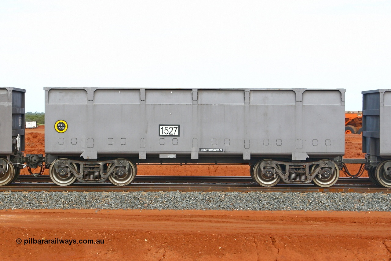 080304 2205
Thomas Yard, down the rail welding end, side view of slave waggon 1527, the yellow circle around the tare weight 22.6 t indicates the rotary coupler end, built by China Southern or CSR at their Zhuzhou Rolling Stock Works in China in 2007. 4th March 2008.
Keywords: 1527;CSR-Zhuzhou-Rolling-Stock-Works-China;FMG-ore-waggon;