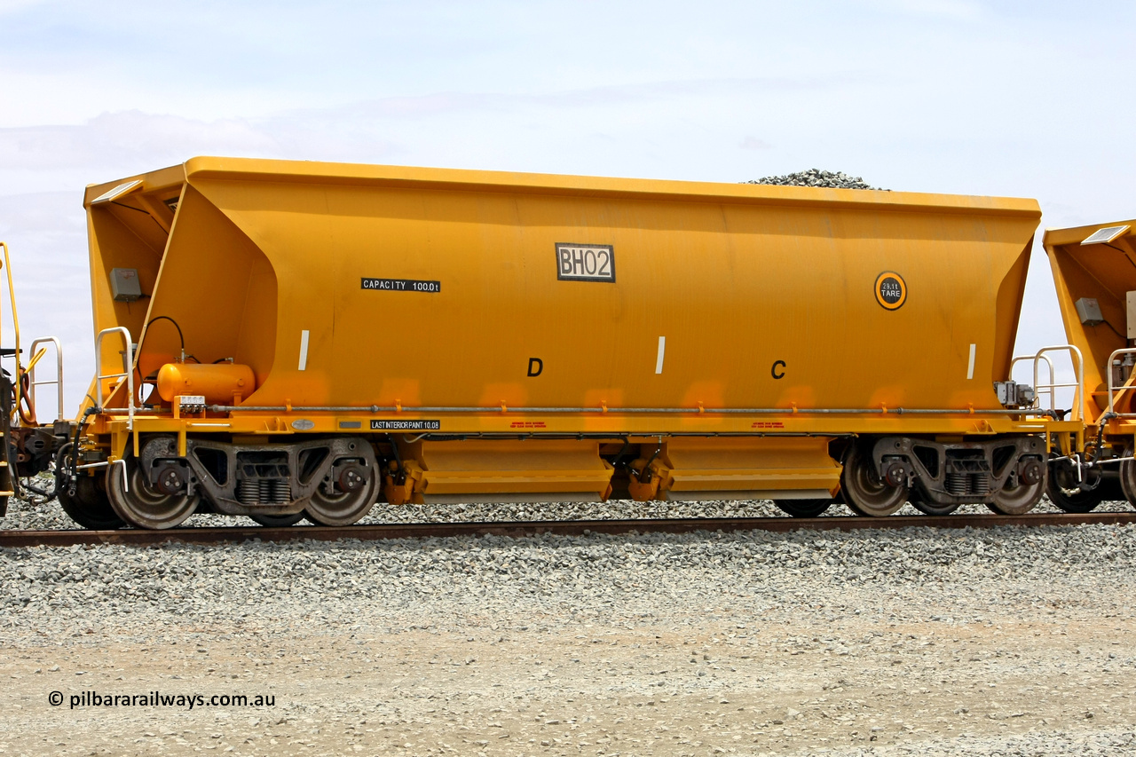 081225 0542
Barker Siding, one of FMG's thirty five ballast waggons, BH 03, 100 tonne capacity, built in China by CSR at the Yangtze Rolling Stock Company in 2008. December 25, 2008.
Keywords: BH02;CSR-Yangtze-Rolling-Stock-Co-China;FMG-ballast-waggon;