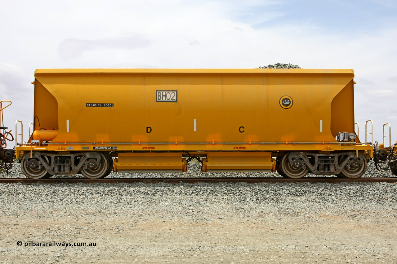 081225 0543
Barker Siding, one of FMG's thirty five ballast waggons, BH 02, side profile view, 100 tonne capacity, built in China by CSR at the Yangtze Rolling Stock Company in 2008. December 25, 2008.
Keywords: BH02;CSR-Yangtze-Rolling-Stock-Co-China;FMG-ballast-waggon;