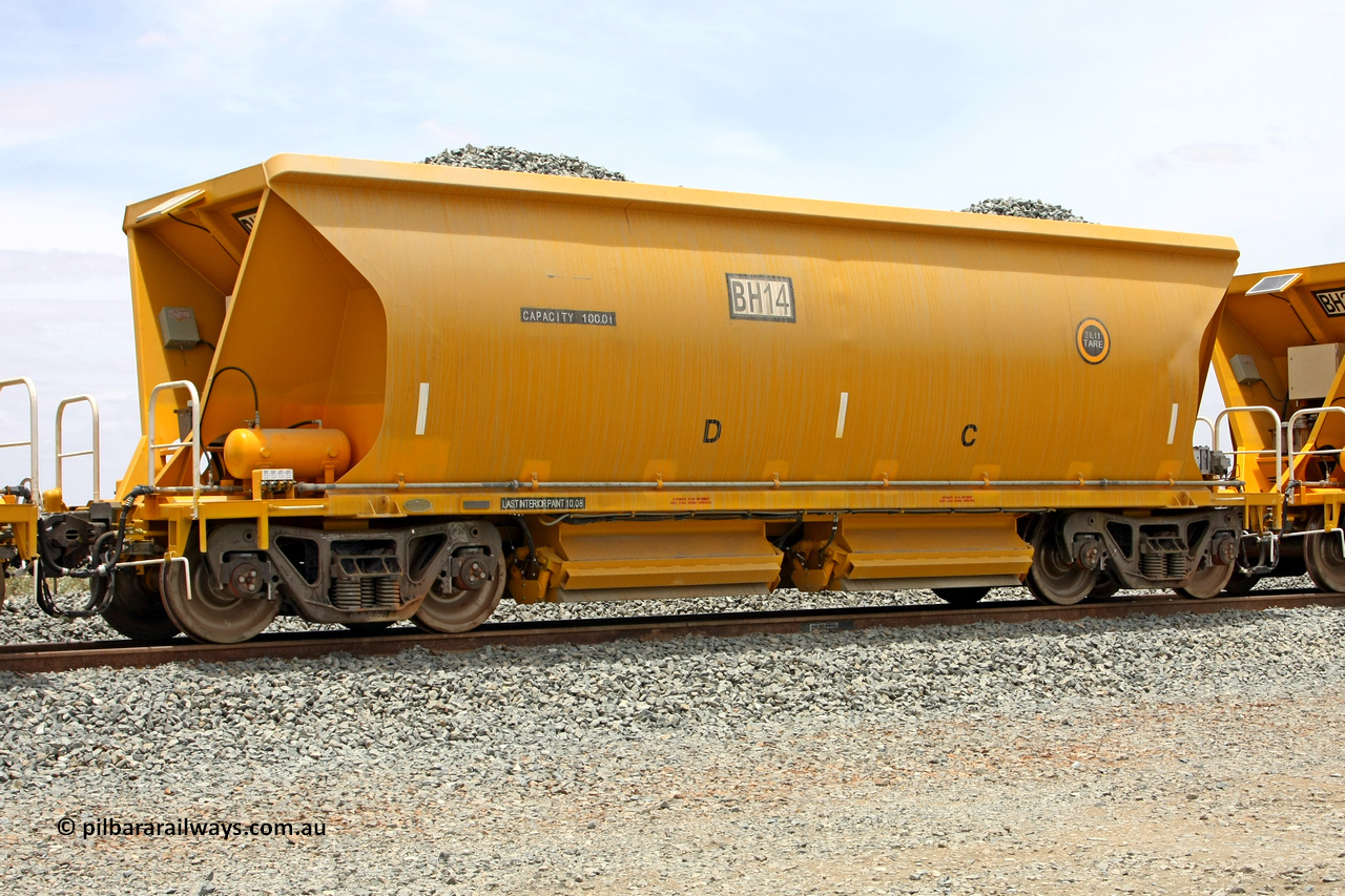 081225 0547
Barker Siding, one of FMG's thirty five ballast waggons, BH 14, 100 tonne capacity, built in China by CSR at the Yangtze Rolling Stock Company in 2008. December 25, 2008.
Keywords: BH14;CSR-Yangtze-Rolling-Stock-Co-China;FMG-ballast-waggon;