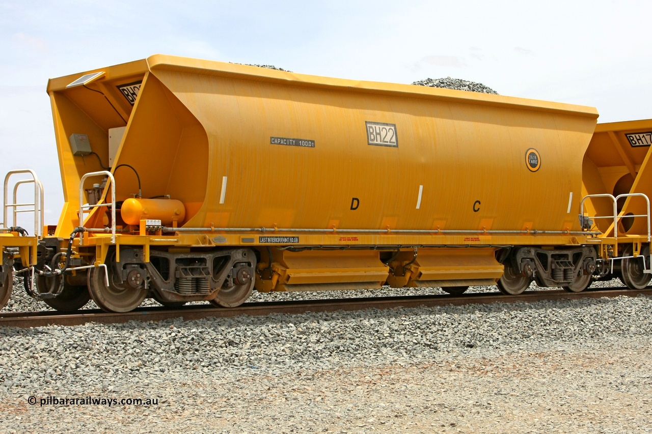 081225 0548
Barker Siding, one of FMG's thirty five ballast waggons, BH 22, 100 tonne capacity, built in China by CSR at the Yangtze Rolling Stock Company in 2008. December 25, 2008.
Keywords: BH22;CSR-Yangtze-Rolling-Stock-Co-China;FMG-ballast-waggon;