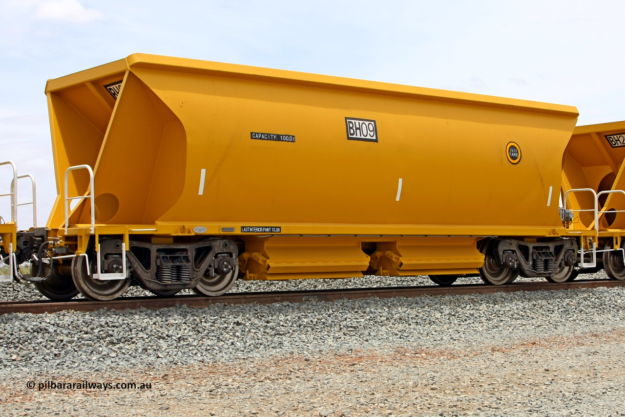 081225 0552
Barker Siding, one of FMG's thirty five ballast waggons, BH 09, 100 tonne capacity, built in China by CSR at the Yangtze Rolling Stock Company in 2008. December 25, 2008.
Keywords: BH09;CSR-Yangtze-Rolling-Stock-Co-China;FMG-ballast-waggon;