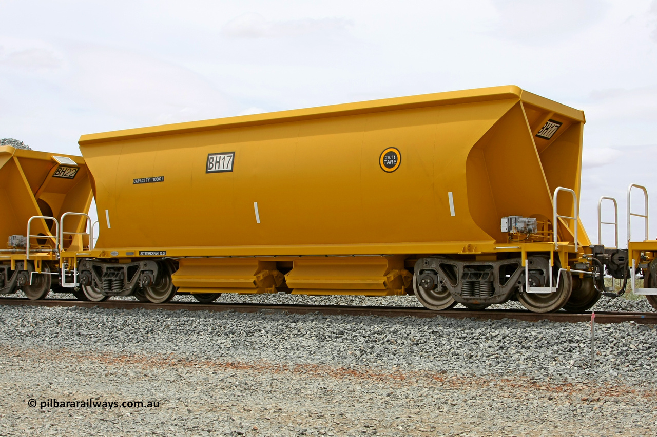 081225 0553
Barker Siding, one of FMG's thirty five ballast waggons, BH 17, 100 tonne capacity, built in China by CSR at the Yangtze Rolling Stock Company in 2008. December 25, 2008.
Keywords: BH17;CSR-Yangtze-Rolling-Stock-Co-China;FMG-ballast-waggon;
