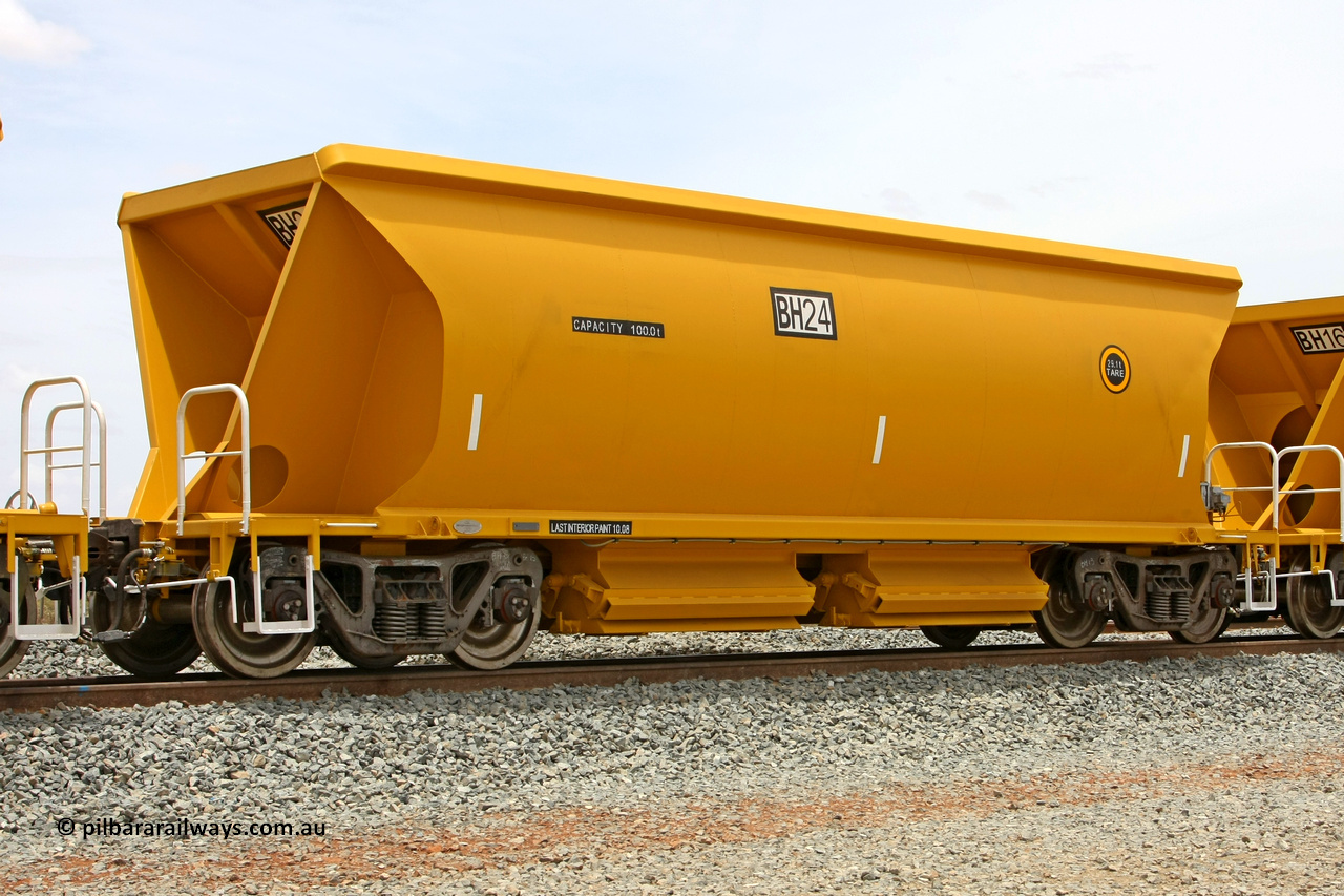 081225 0554
Barker Siding, one of FMG's thirty five ballast waggons, BH 24, 100 tonne capacity, built in China by CSR at the Yangtze Rolling Stock Company in 2008. December 25, 2008.
Keywords: BH24;CSR-Yangtze-Rolling-Stock-Co-China;FMG-ballast-waggon;