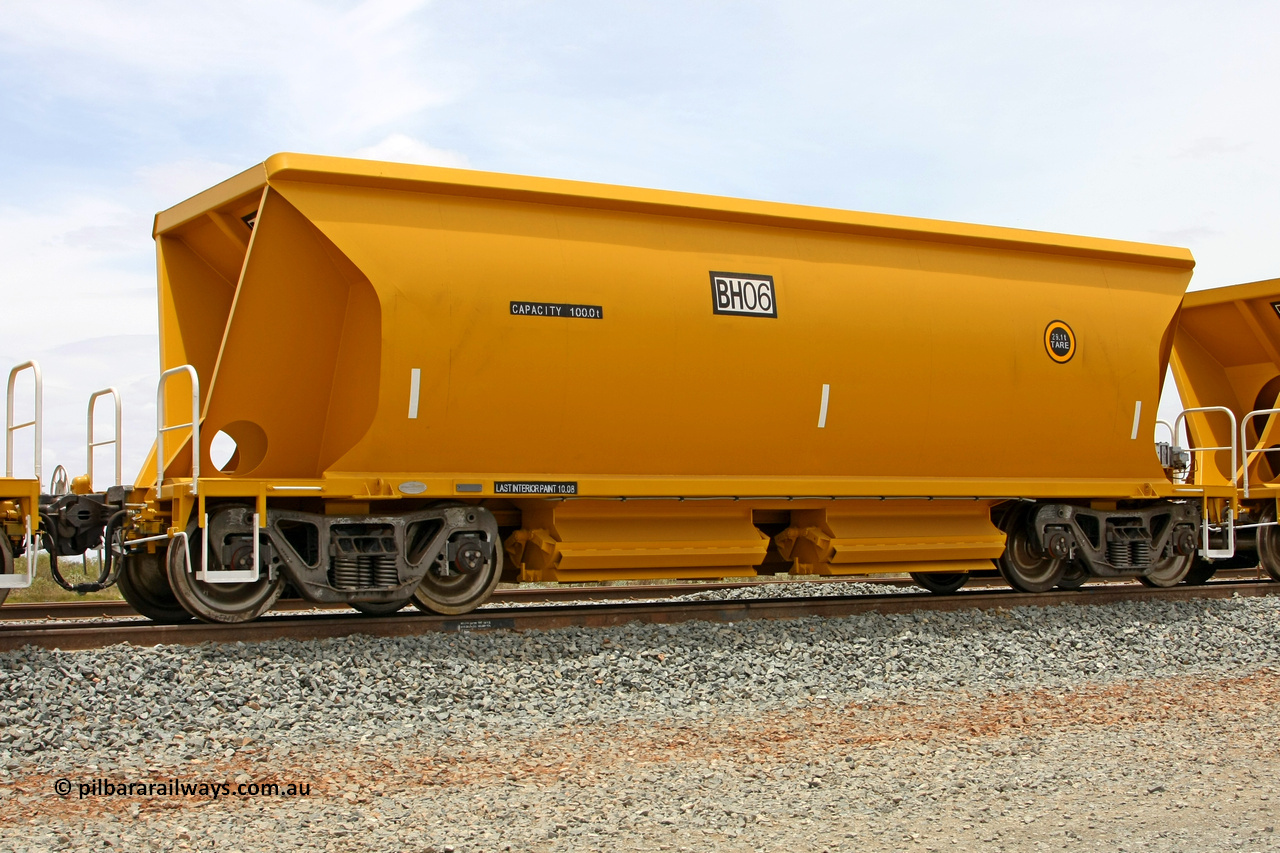 081225 0557
Barker Siding, one of FMG's thirty five ballast waggons, BH 06, 100 tonne capacity, built in China by CSR at the Yangtze Rolling Stock Company in 2008. December 25, 2008.
Keywords: BH06;CSR-Yangtze-Rolling-Stock-Co-China;FMG-ballast-waggon;