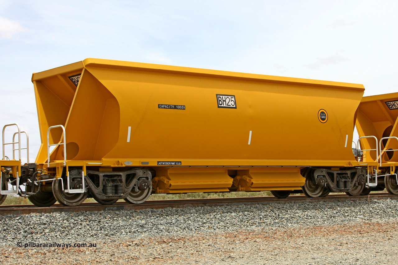 081225 0559
Barker Siding, one of FMG's thirty five ballast waggons, BH 25, 100 tonne capacity, built in China by CSR at the Yangtze Rolling Stock Company in 2008. December 25, 2008.
Keywords: BH25;CSR-Yangtze-Rolling-Stock-Co-China;FMG-ballast-waggon;
