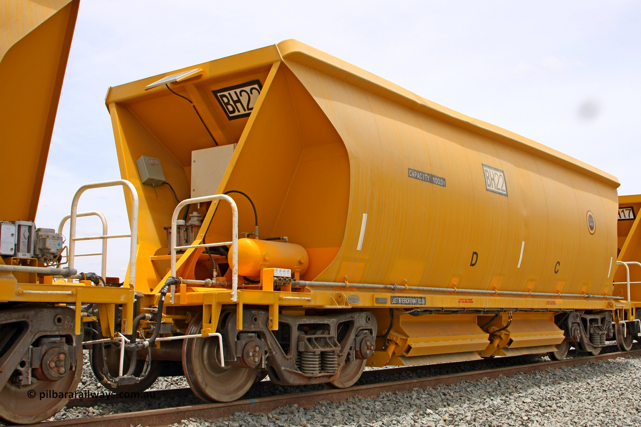 081225 0580
Barker Siding, one of FMG's thirty five ballast waggons, BH 22, 100 tonne capacity, built in China by CSR at the Yangtze Rolling Stock Company in 2008. December 25, 2008.
Keywords: BH22;CSR-Yangtze-Rolling-Stock-Co-China;FMG-ballast-waggon;