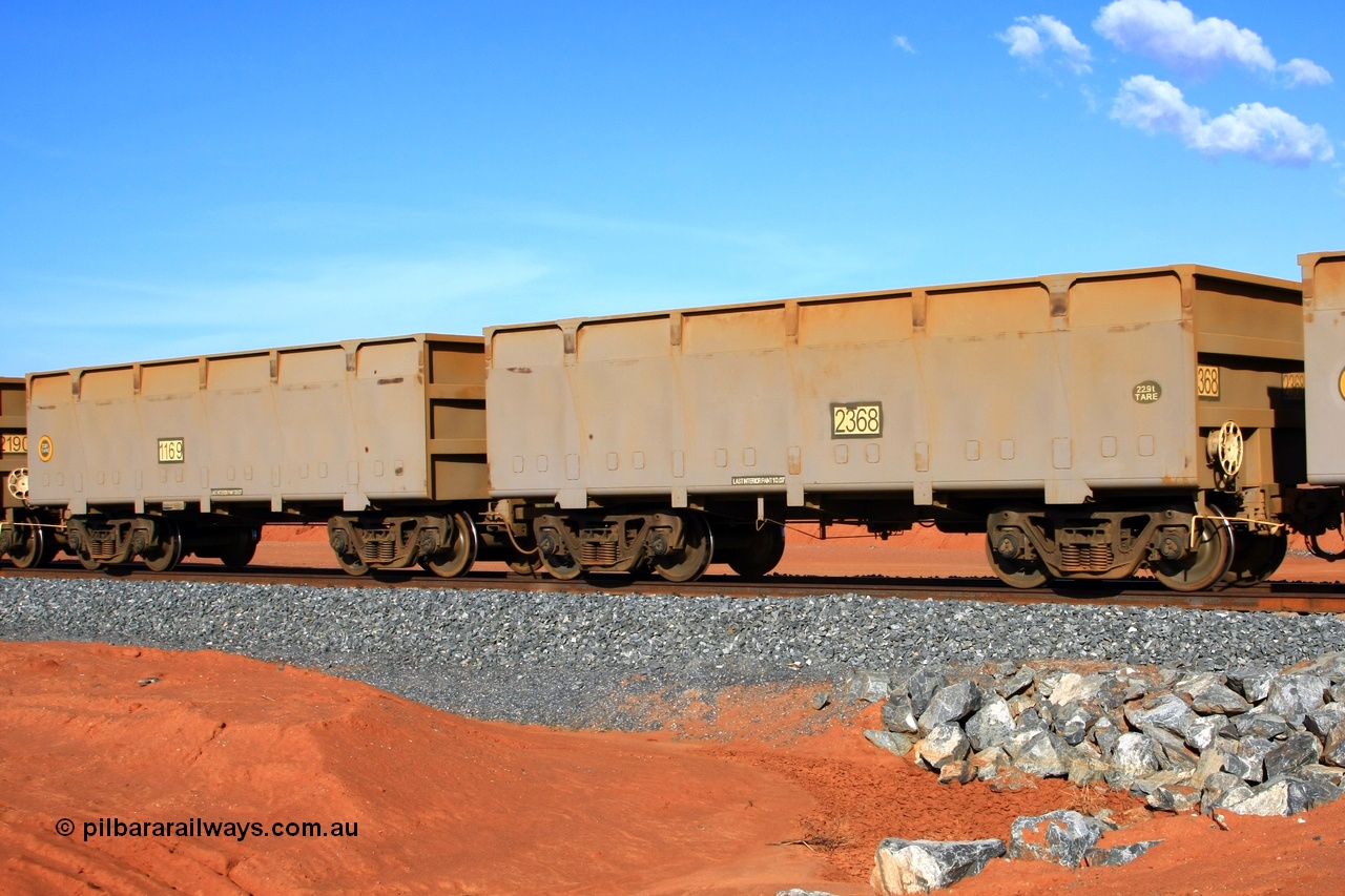 090121 1680
Boodarie, an FMG empty train departs the port with mismatched waggon pair slave 1169 22.6 tonnes tare and control 2368 22.9 tonne tare from the original CSR Zhuzhou Rolling Stock Works in China build from 2007.
Keywords: 1169-2368;CSR-Zhuzhou-Rolling-Stock-Works-China;FMG-ore-waggon