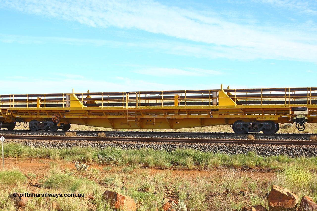 210510 1099
Near Gull on the Rio Tinto Dampier - Tom Price line at the 101.5 km, RTW type intermediate rail waggon RTW 021 on Rio Tinto's Gemco Rail built rail train consist. 10th May 2021. [url=https://goo.gl/maps/9WbRn1E4vP6a1YbN8]Location[/url].
Keywords: RTW-type;RTW021;Gemco-Rail-WA;