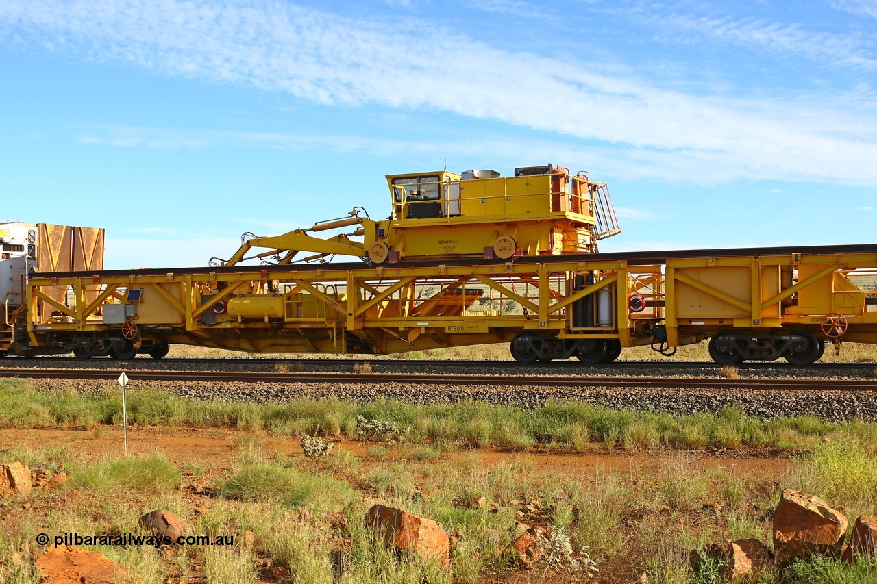210510 1119
Near Gull on the Rio Tinto Dampier - Tom Price line at the 101.5 km, RTS type chute and straddle crane carrying rail waggon RTS 001 on Rio Tinto's Gemco Rail built rail train consist. 10th May 2021. [url=https://goo.gl/maps/9WbRn1E4vP6a1YbN8]Location[/url].
Keywords: RTS-type;RTS001;Gemco-Rail-WA;