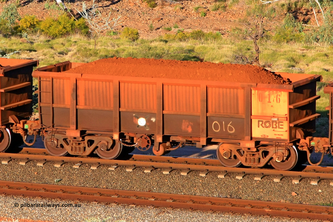 0016 110602 1693
Robe River ore waggon 016, built by Nippon Sharyo Nihon, rotary coupler end handbrake side loaded view at the 71 km, Western Creek on the Deepdale line. June 2, 2011.
Keywords: 016;Nippon-Sharyo-Nihon;Robe-ore-waggon;