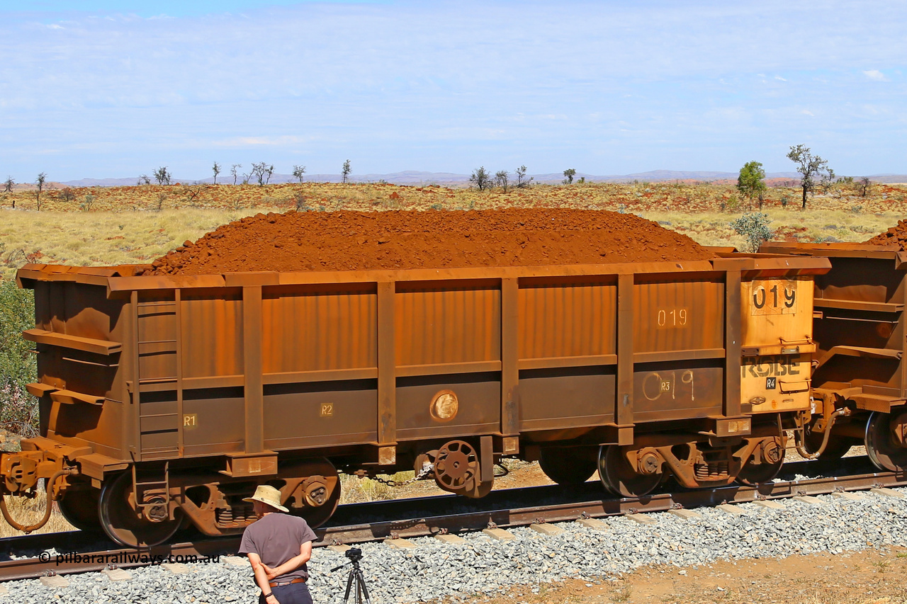 0019 170729 0268
Robe River ore waggon 019, built by Nippon Sharyo Nihon, fixed coupler handbrake side loaded view at the 103 km, between Maitland Siding and the Fortescue River on the Deepdale line. July 29, 2017.
Keywords: 019;Nippon-Sharyo-Nihon;Robe-ore-waggon;