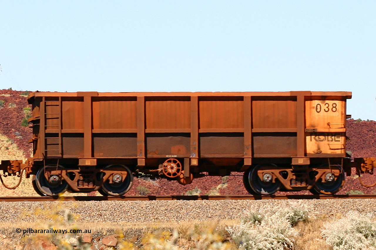 0038 060722 7444
Robe River ore waggon 038, built by Nippon Sharyo Nihon, handbrake side loaded view at the 78.8 km between Western Creek and Maitland on the Deepdale line. July 22, 2006.
Keywords: 038;Nippon-Sharyo-Nihon;Robe-ore-waggon;