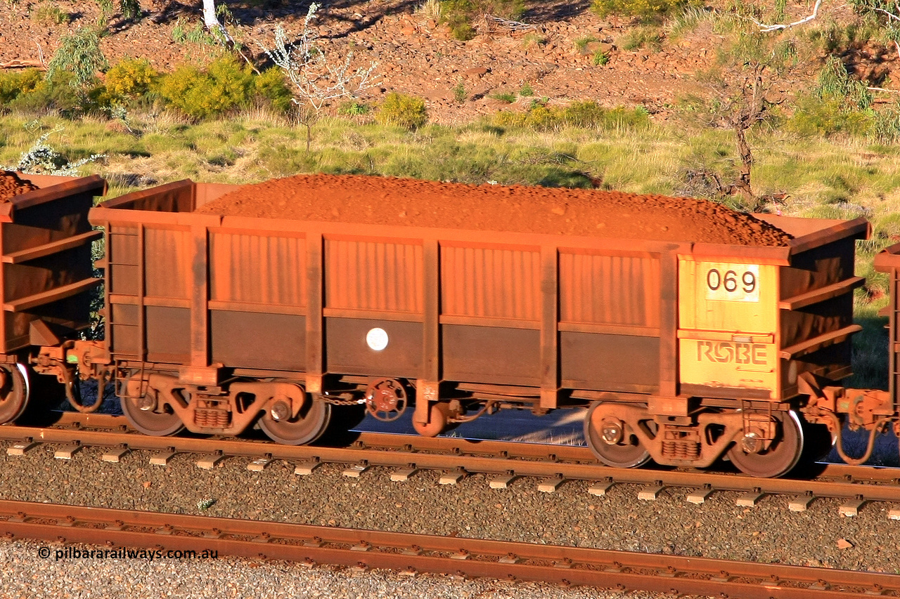 0069 110602 1727
Robe River ore waggon 069, built by Nippon Sharyo Nihon, rotary coupler end handbrake side loaded view at the 71 km, Western Creek on the Deepdale line. June 2, 2011.
Keywords: 069;Nippon-Sharyo-Nihon;Robe-ore-waggon;