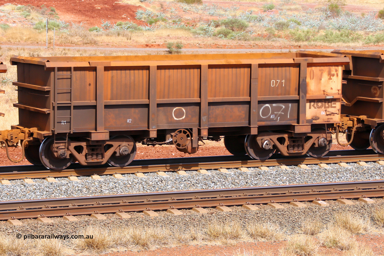 0071 141124 6796
Robe River ore waggon 071, built by Nippon Sharyo Nihon, fixed coupler handbrake side empty view at the 25 km at Arches Siding on the Cape Lambert line. November 24, 2014.
Keywords: 071;Nippon-Sharyo-Nihon;Robe-ore-waggon;