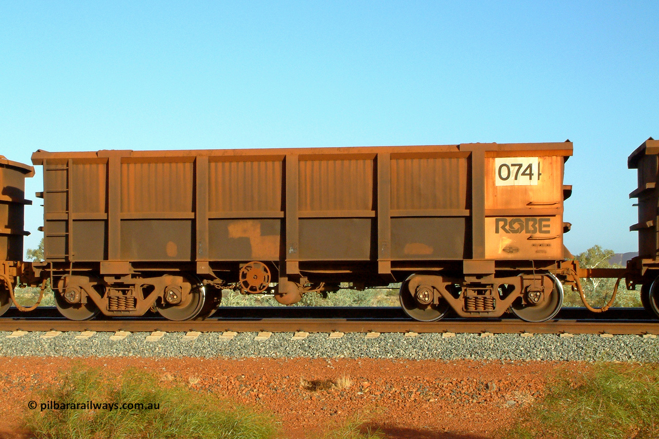 0074 050110 175326
Robe River ore waggon 074, built by Nippon Sharyo Nihon, handbrake side empty view. Of note is it is rotary bar coupled to 730. Harding Siding on the Cape Lambert line, 1753 hours, January 10, 2005.
Keywords: 074;Nippon-Sharyo-Nihon;Robe-ore-waggon;