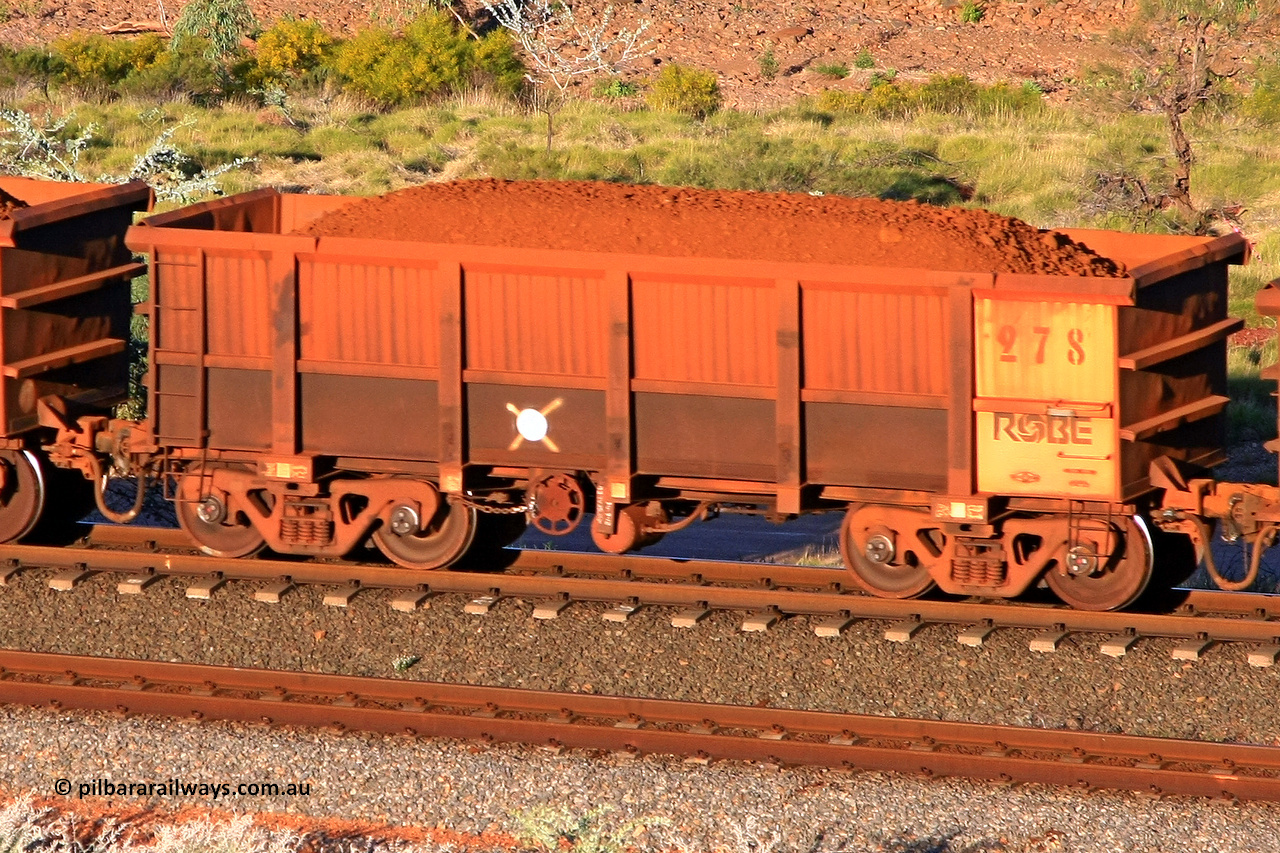 0278 110602 1741
Robe River ore waggon 278, built by Nippon Sharyo Nihon, rotary coupler end handbrake side loaded view at the 71 km, Western Creek on the Deepdale line. June 2, 2011.
Keywords: 278;Nippon-Sharyo-Nihon;Robe-ore-waggon;