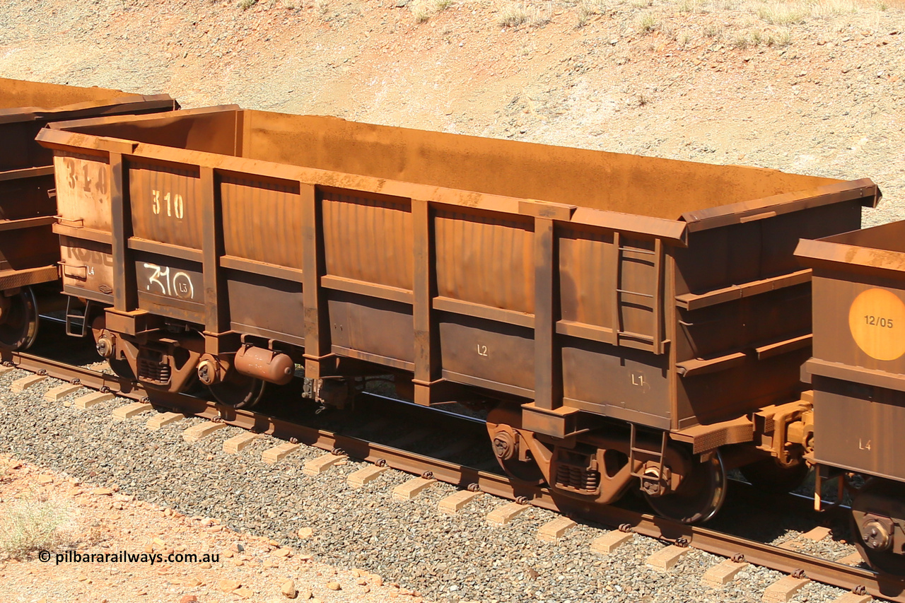 0310 160306 1315
Robe River ore waggon 310, built by Nippon Sharyo Nihon, fixed coupler non-handbrake side empty view at Greenpool on the Cape Lambert line. March 6, 2016.
Keywords: 310;Nippon-Sharyo-Nihon;Robe-ore-waggon;
