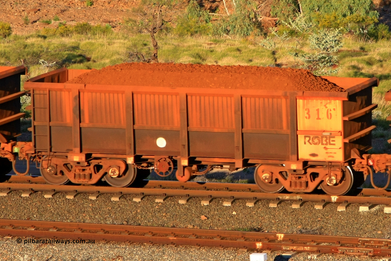 0316 110602 1651
Robe River ore waggon 316, built by Nippon Sharyo Nihon, rotary coupler end handbrake side loaded view at the 71 km, Western Creek on the Deepdale line. June 2, 2011.
Keywords: 316;Nippon-Sharyo-Nihon;Robe-ore-waggon;