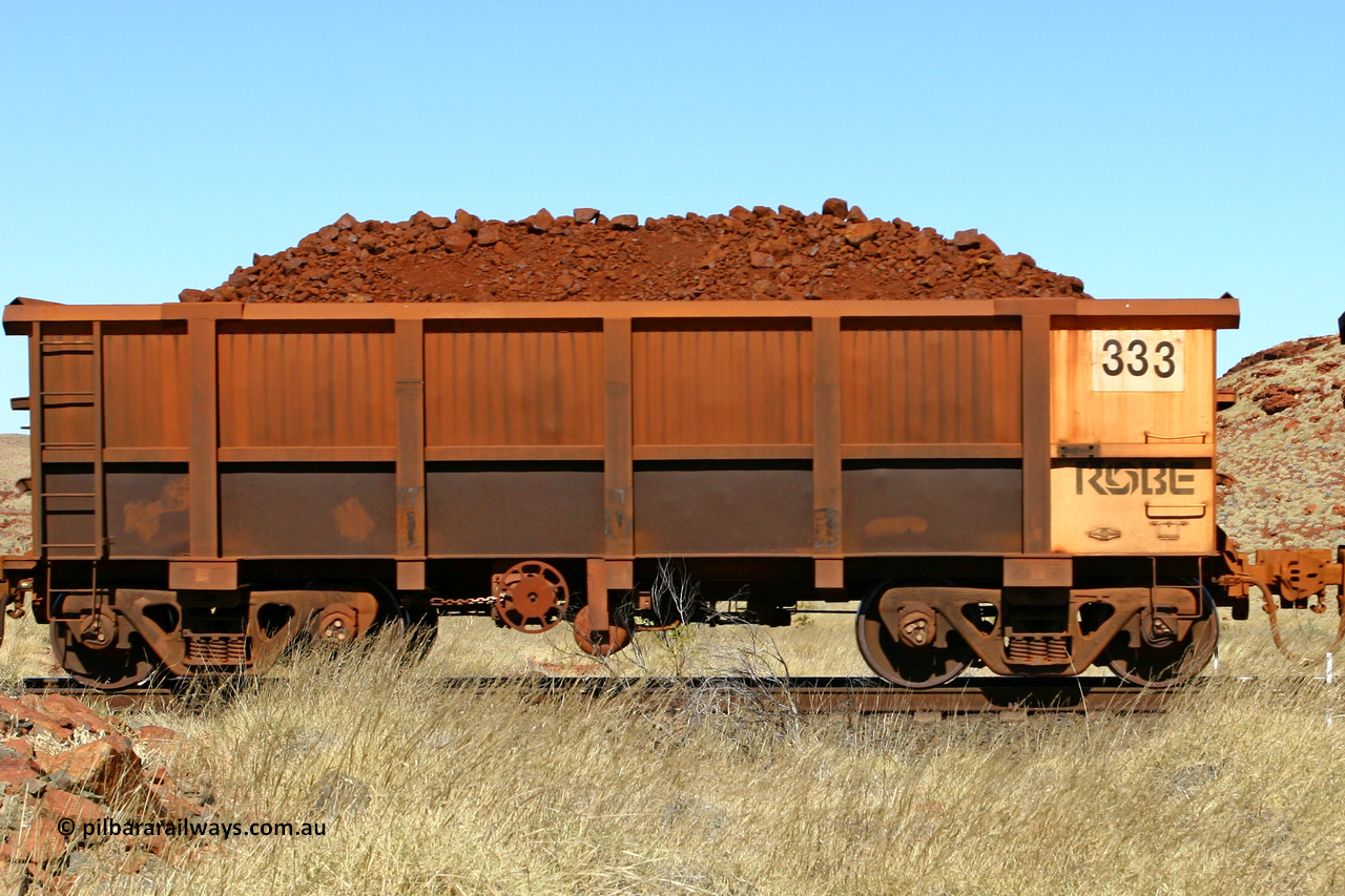 0333 060722 7531
Robe River ore waggon 333, built by Nippon Sharyo Nihon, handbrake side loaded view at the 78.8 km between Western Creek and Maitland on the Deepdale line. July 22, 2006.
Keywords: 333;Nippon-Sharyo-Nihon;Robe-ore-waggon;