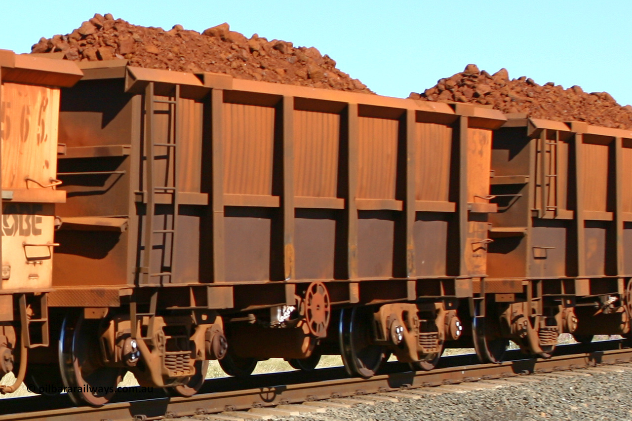 0455 060716 7188
Robe River ore waggon 455, built by Tomlinson Steel WA, fixed coupler end handbrake side loaded view at the 71 km on the Deepdale line, Western Creek, July 16, 2006.
Keywords: 455;Tomlinson-Steel-WA;Robe-ore-waggon;