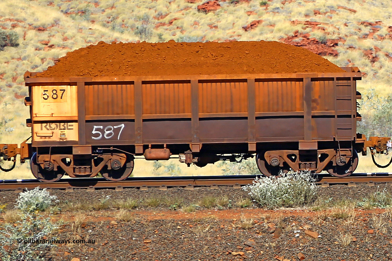 0587 170728 09926
Robe River ore waggon 587, built by Tomlinson Steel WA, non-handbrake side loaded view at the 72 km, Western Creek on the Deepdale line. July 28, 2017.
Keywords: 587;Tomlinson-Steel-WA;Robe-ore-waggon;