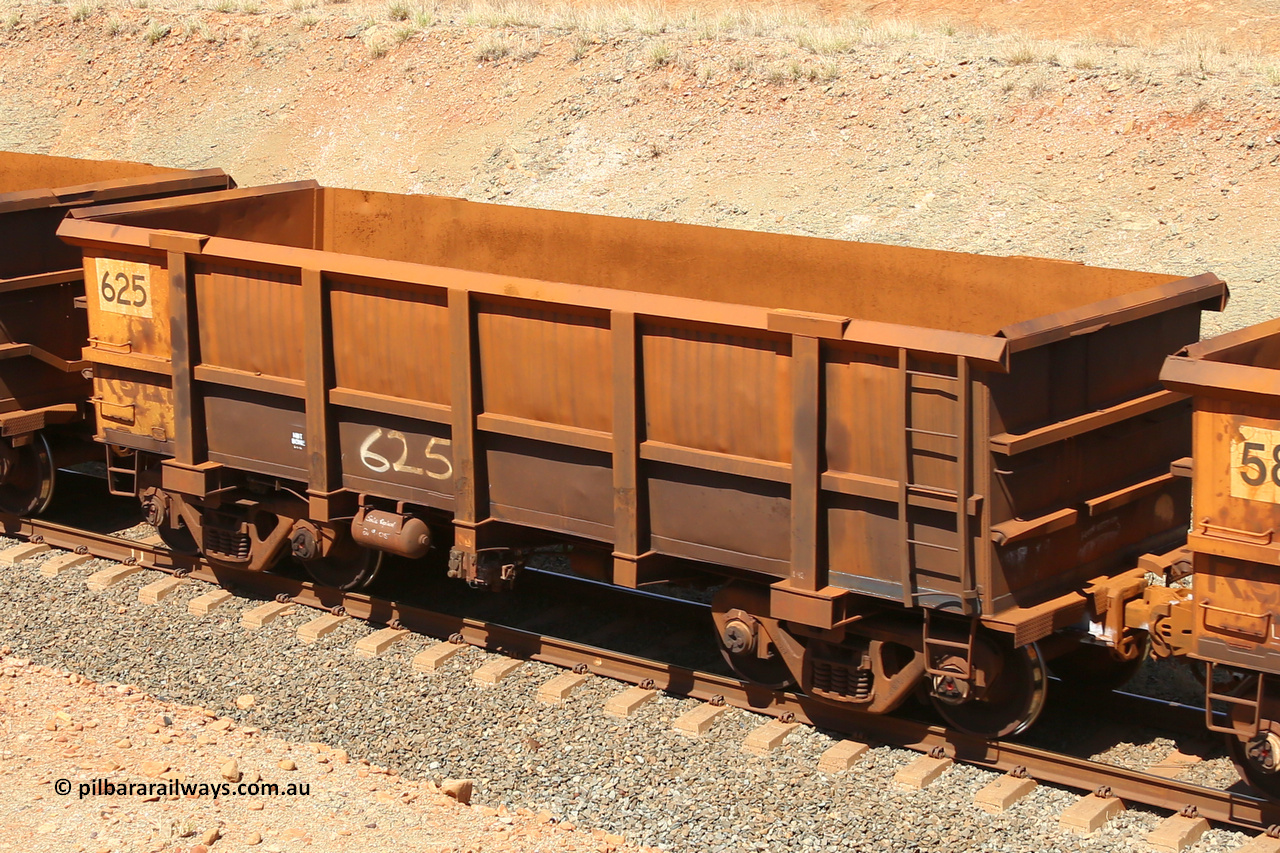 0625 160306 1358
Robe River ore waggon 625, built by Tomlinson Steel WA, fixed coupler non-handbrake side empty view at Greenpool on the Cape Lambert line. March 6, 2016.
Keywords: 625;Tomlinson-Steel-WA;Robe-ore-waggon;