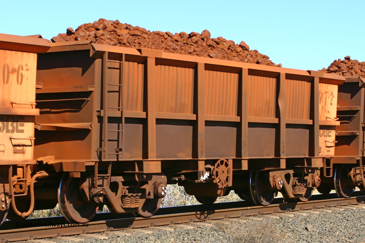 0672 060716 7191
Robe River ore waggon 672, built by Tomlinson Steel WA, fixed coupler end handbrake side loaded view at the 71 km on the Deepdale line, Western Creek, July 16, 2006.
Keywords: 672;Tomlinson-Steel-WA;Robe-ore-waggon;