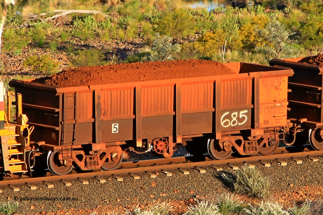 0685 110602 1593
Robe River ore waggon 685, built by Tomlinson Steel WA, fixed coupler handbrake side loaded view, with rake 5 number magnet, at the 71 km, Western Creek on the Deepdale line. June 2, 2011.
Keywords: 685;Tomlinson-Steel-WA;Robe-ore-waggon;