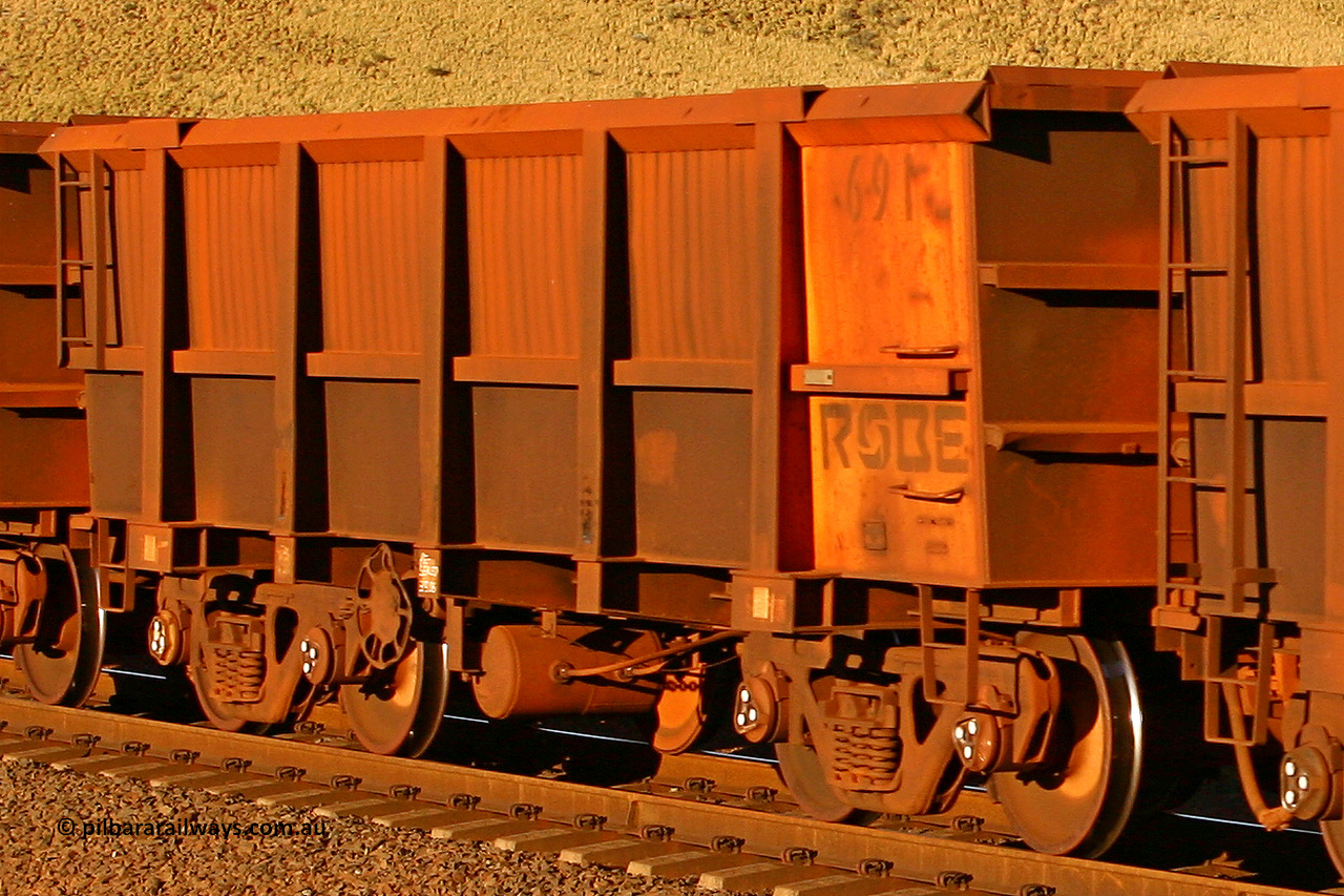 0691 060722 7607
Robe River ore waggon 691, built by Tomlinson Steel WA, rotary coupler end handbrake side empty view, at the 11.7 km, Cape Lambert. July 22, 2006.
Keywords: 691;Tomlinson-Steel-WA;Robe-ore-waggon;