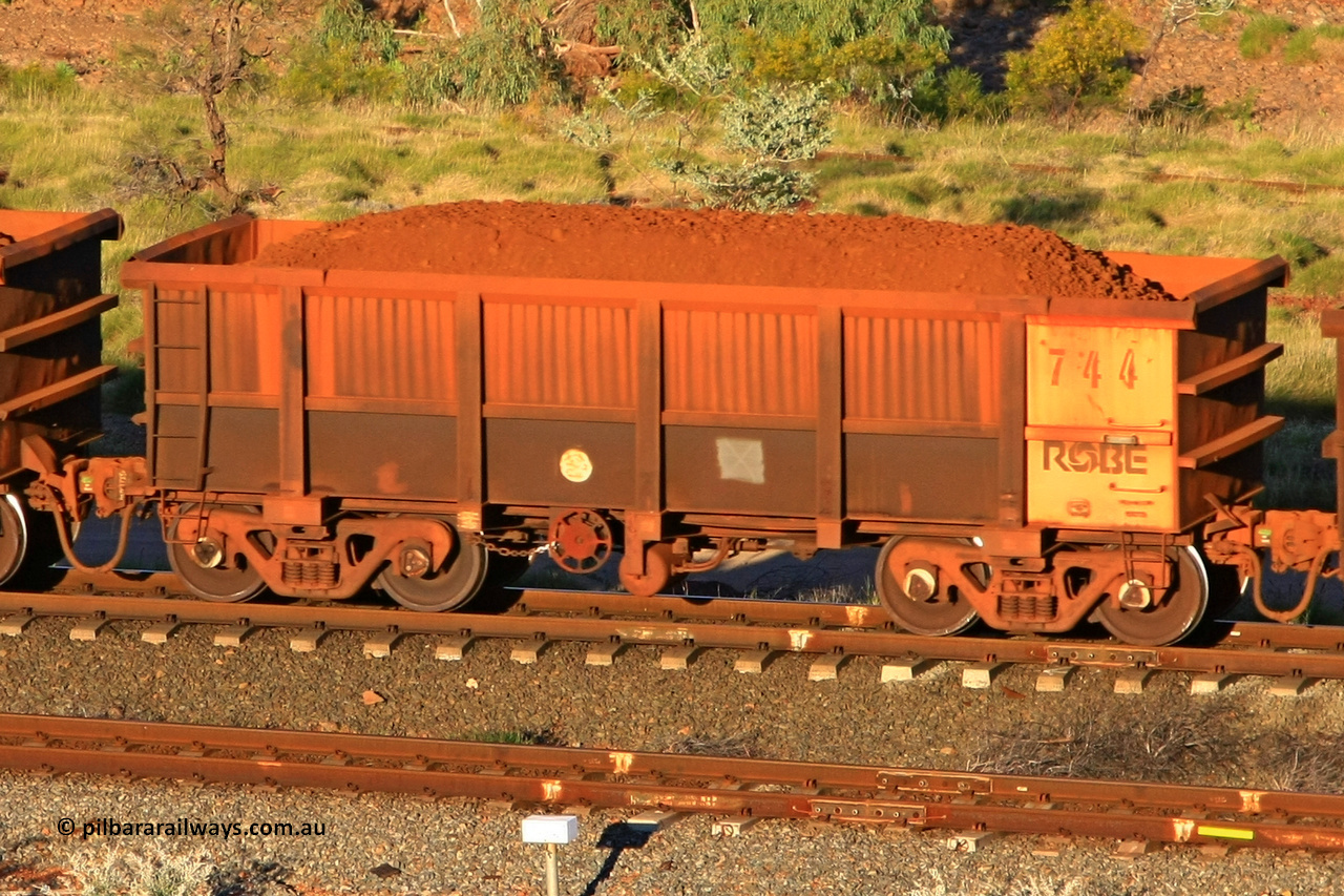 0744 110602 1632
Robe River ore waggon 744, built by Tomlinson Steel WA, rotary coupler end handbrake side loaded view at the 71 km, Western Creek on the Deepdale line. June 2, 2011.
Keywords: 744;Tomlinson-Steel-WA;Robe-ore-waggon;