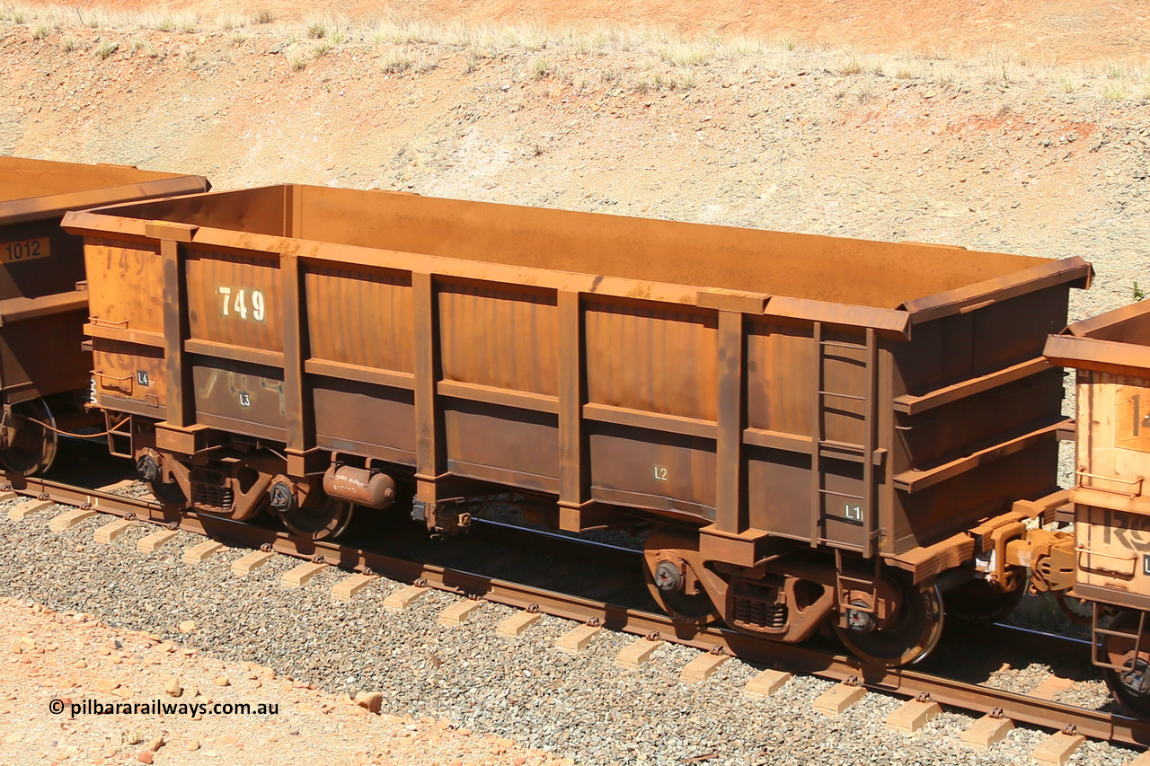 0749 160306 1349
Robe River ore waggon 749, built by Tomlinson Steel WA, fixed coupler non-handbrake side empty view at Greenpool on the Cape Lambert line. March 6, 2016.
Keywords: 749;Tomlinson-Steel-WA;Robe-ore-waggon;