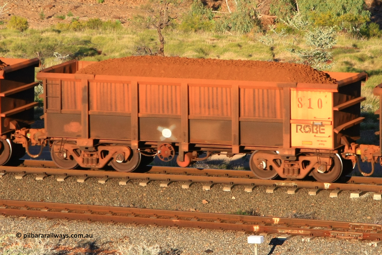 0810 110602 1612
Robe River ore waggon 810, built by Centurion Industries WA, rotary coupler end handbrake side loaded view at the 71 km, Western Creek on the Deepdale line. June 2, 2011.
Keywords: 810;Centurion-Industries-WA;Robe-ore-waggon;