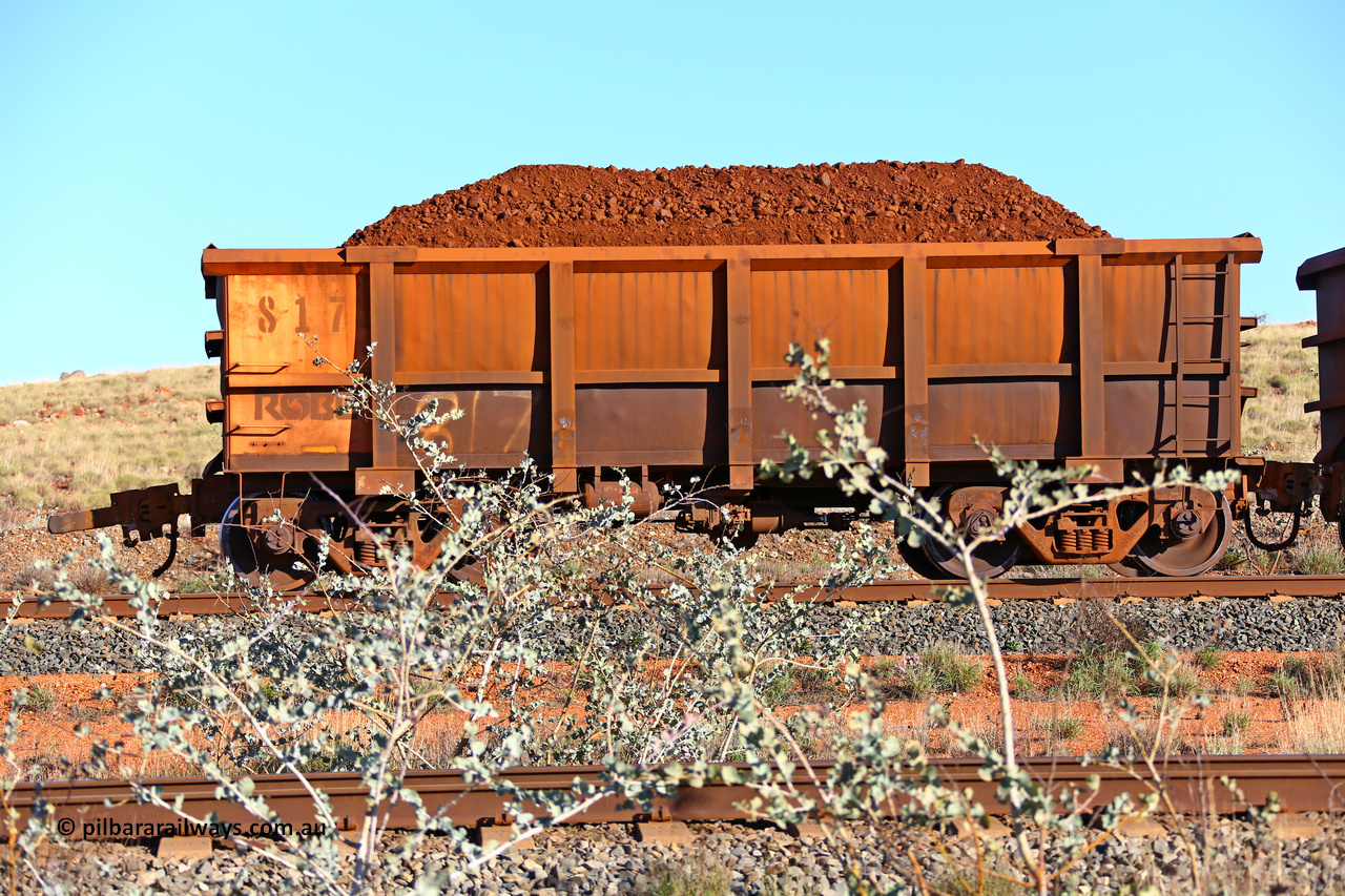 0817 180616 1675
Robe River ore waggon 817, built by Centurion Industries WA, non-handbrake side loaded view with the pulled coupler from 425 at the 33.7 km, Arches on the Cape Lambert line, June 16, 2018.
Keywords: 817;Centurion-Industries-WA;Robe-ore-waggon;