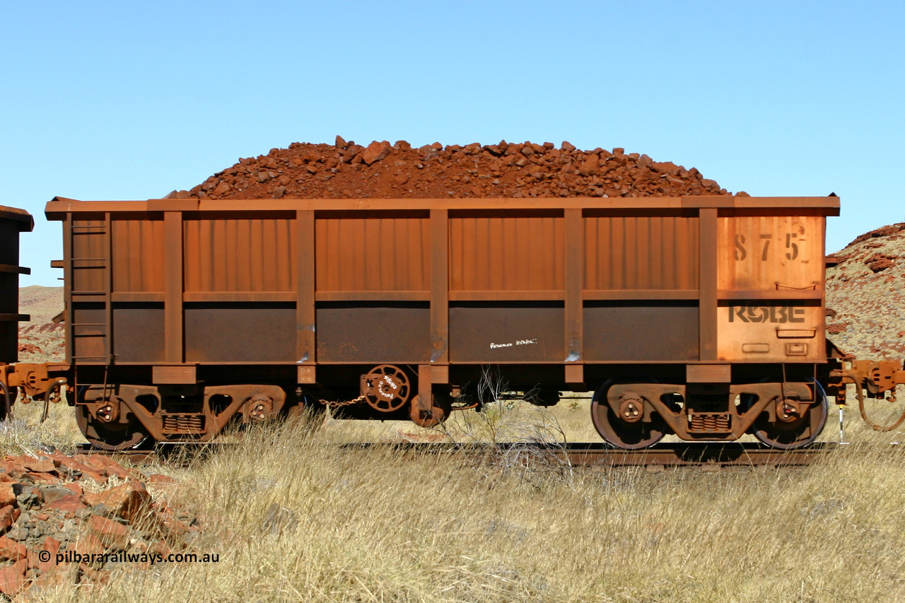 0875 060722 7491
Robe River ore waggon 875, built by Centurion Industries WA, handbrake side loaded view at the 78.8 km between Western Creek and Maitland on the Deepdale line. July 22, 2006.
Keywords: 875;Centurion-Industries-WA;Robe-ore-waggon;